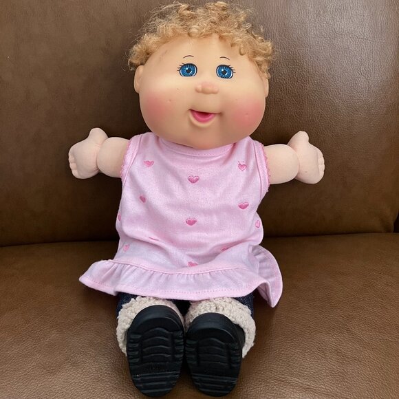 Cabbage Patch Kids Girl Doll Curly Hair - Picture 3 of 8
